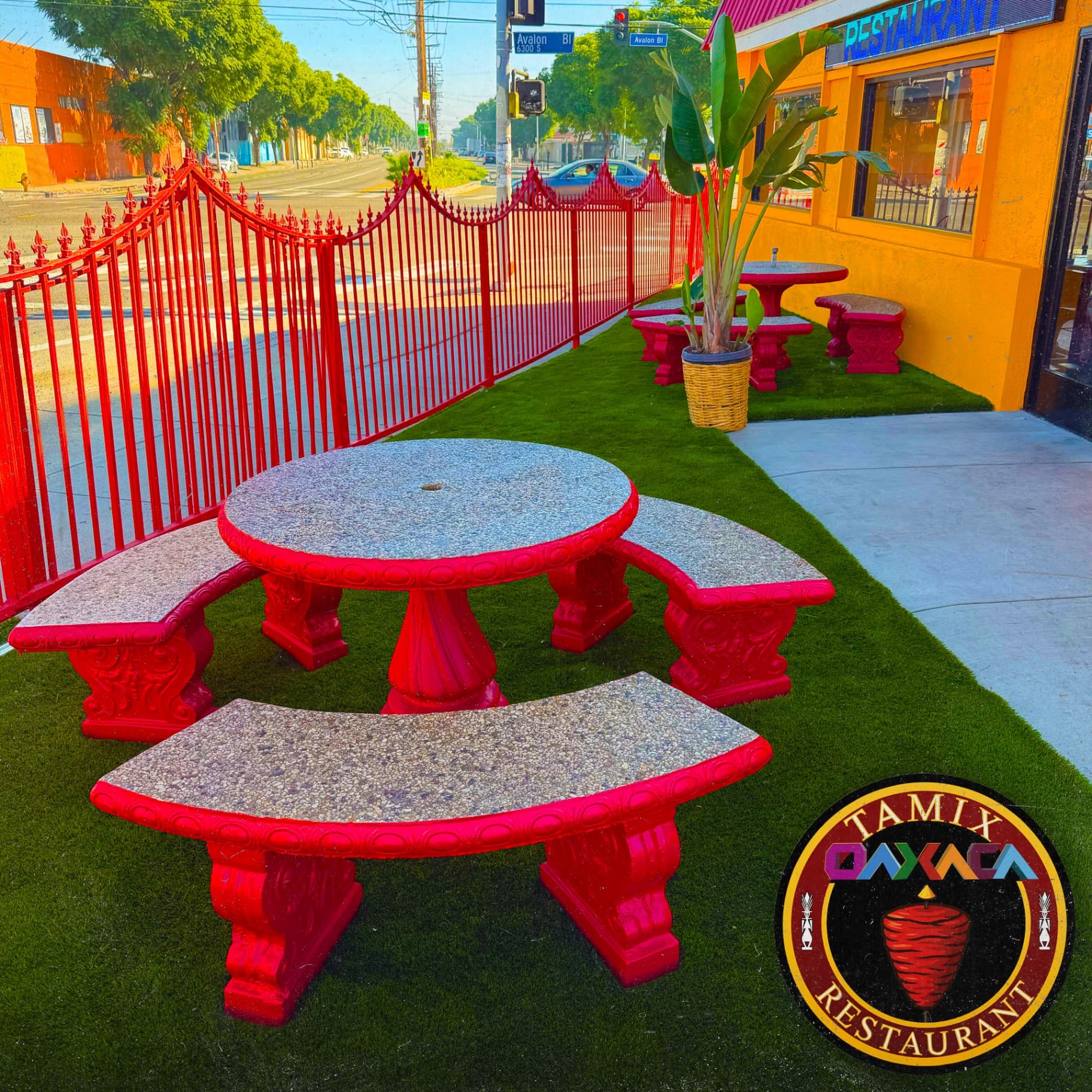Patio con Mesas Rojas